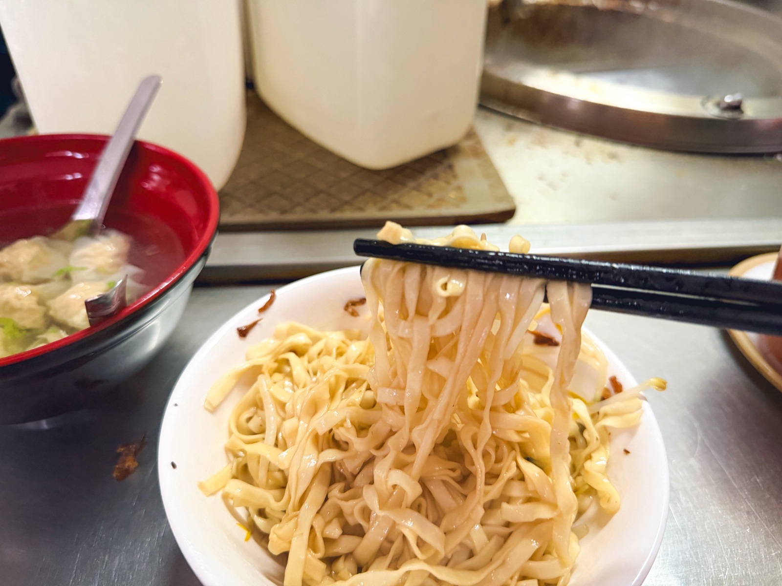 基隆美食【三角窗麵擔】隱藏巷弄內的60年老味道，一碗乾麵只要30元超佛心！