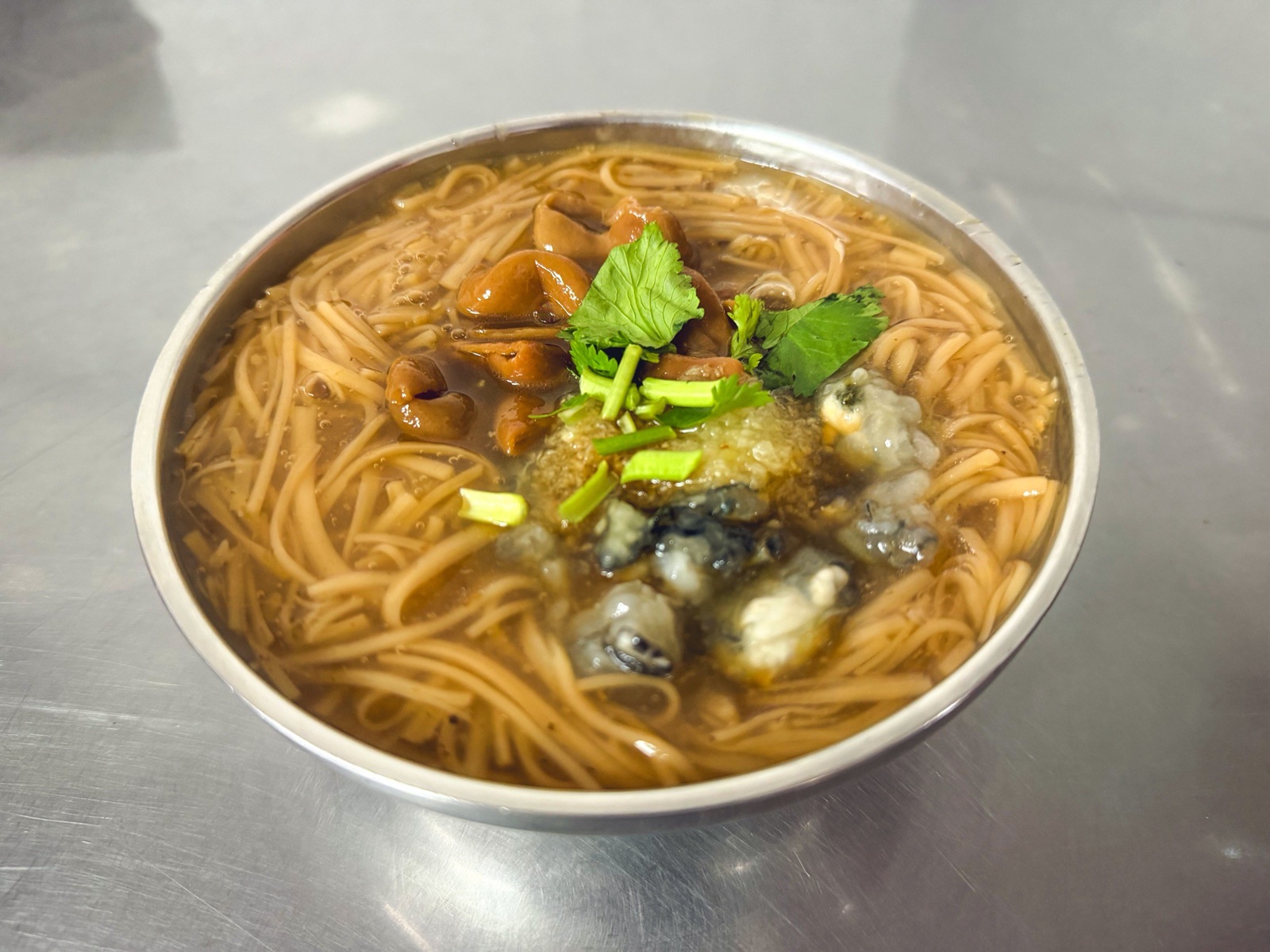 基隆美食「陳姐台灣食堂」！在地人私藏的平民銅板美味，超肥美大腸蚵仔麵線與滷豬腳必吃！