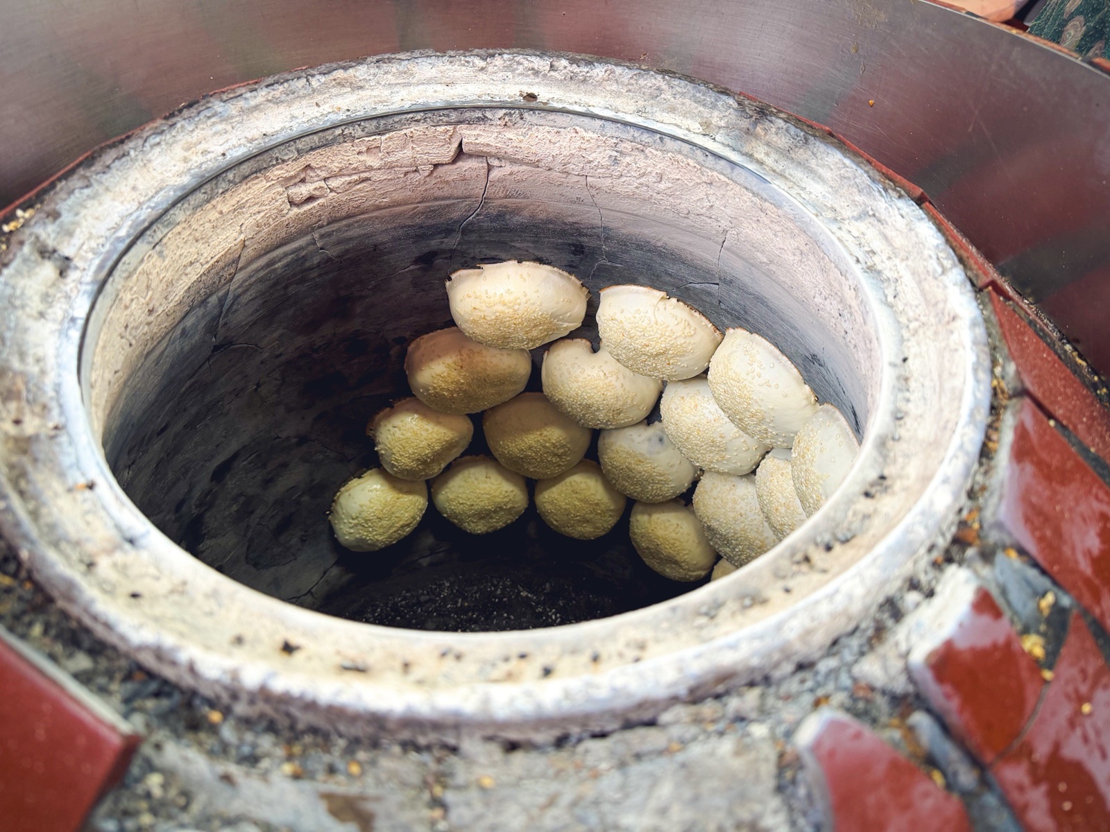 新北蘆洲【海伯胡椒餅】巷弄內炭火香氣逼人，滿滿蔥花與爆漿肉汁，在地人激推的銅板下午茶！ @小兔小安*旅遊札記