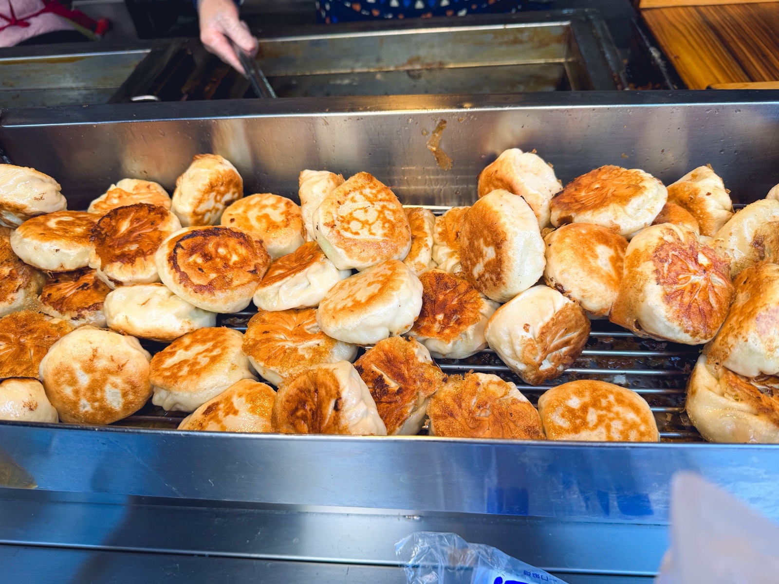 大甲必吃！一品香水煎包，超爆汁豬肉餡餅與噴香韭菜包，價格親民的銅板美食！