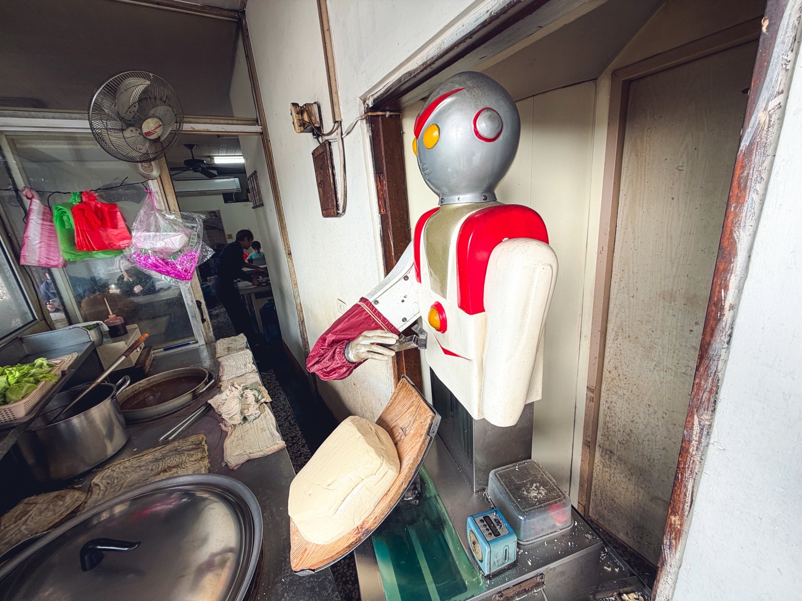 大甲山西刀削麵，鹹蛋超人機器人煮麵給你吃！手工刀削麵Q彈有勁，濃郁牛肉麵必點～