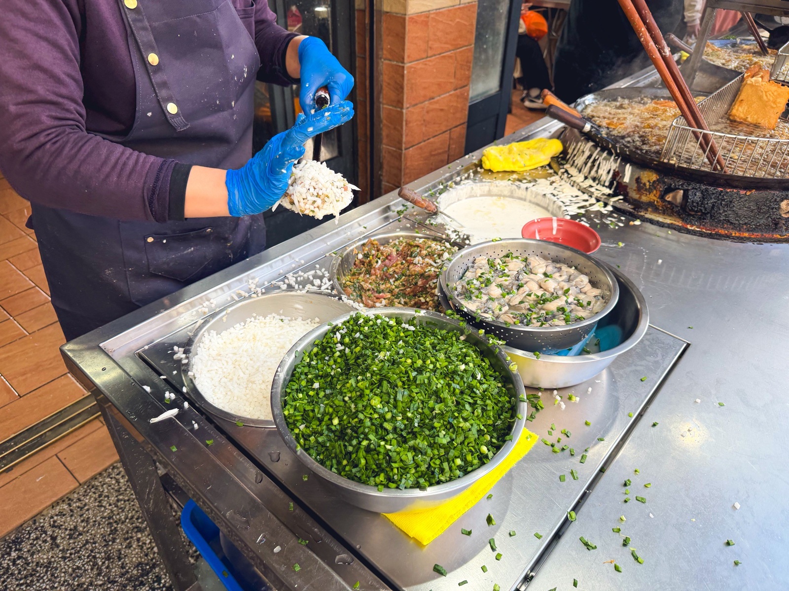 清水美食「清水白燒炸粿」傳承百年的在地滋味，現炸肉炸、蚵炸香脆多汁超欠吃！
