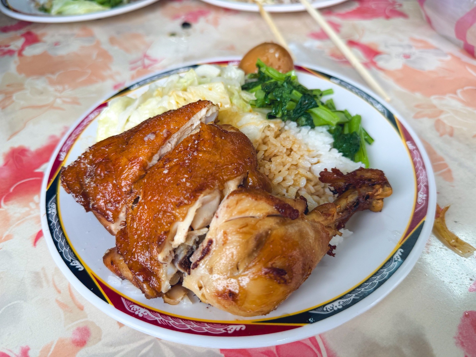 蘆洲梁記焢肉飯，在地人從小吃到大的老滋味，入味排骨跟軟嫩焢肉太銷魂(菜單)。