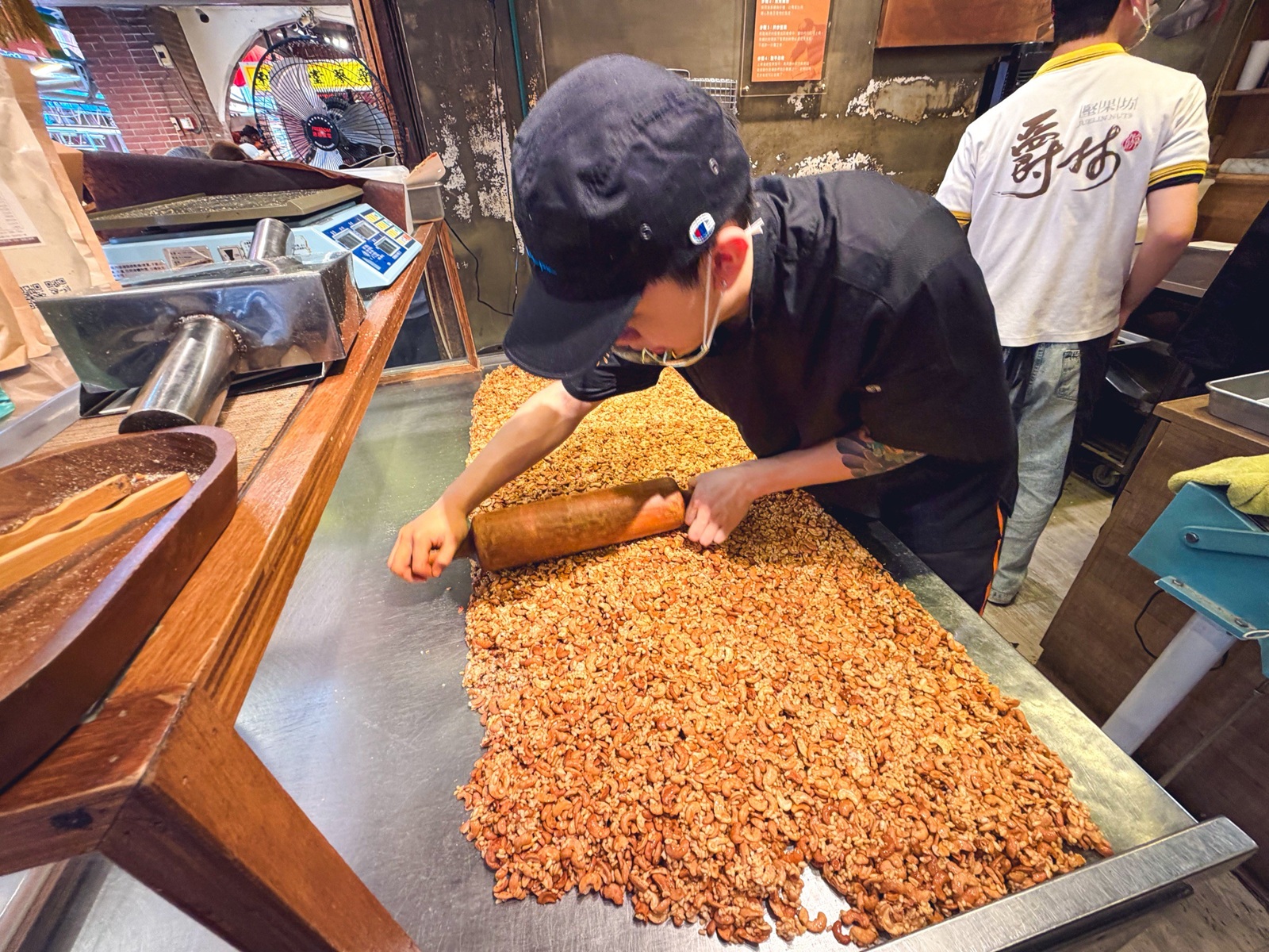 台北迪化街最強伴手禮！「爵林堅果坊」現炒花生糖酥脆不黏牙，試吃大方送，買到手軟才甘心！