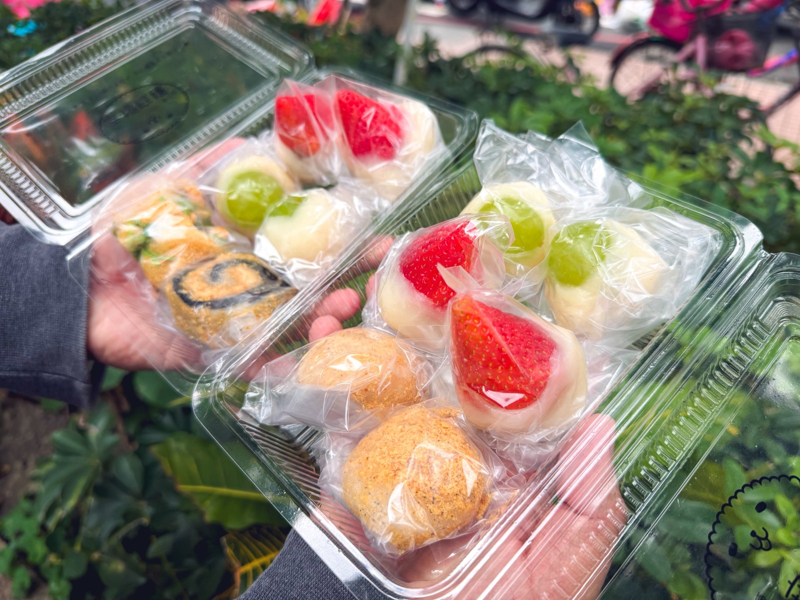 蘆洲美食【幸福麻糬春と秋】季節限定草莓大福與麝香葡萄，傳統手工麻糬超欠吃！ @小兔小安*旅遊札記