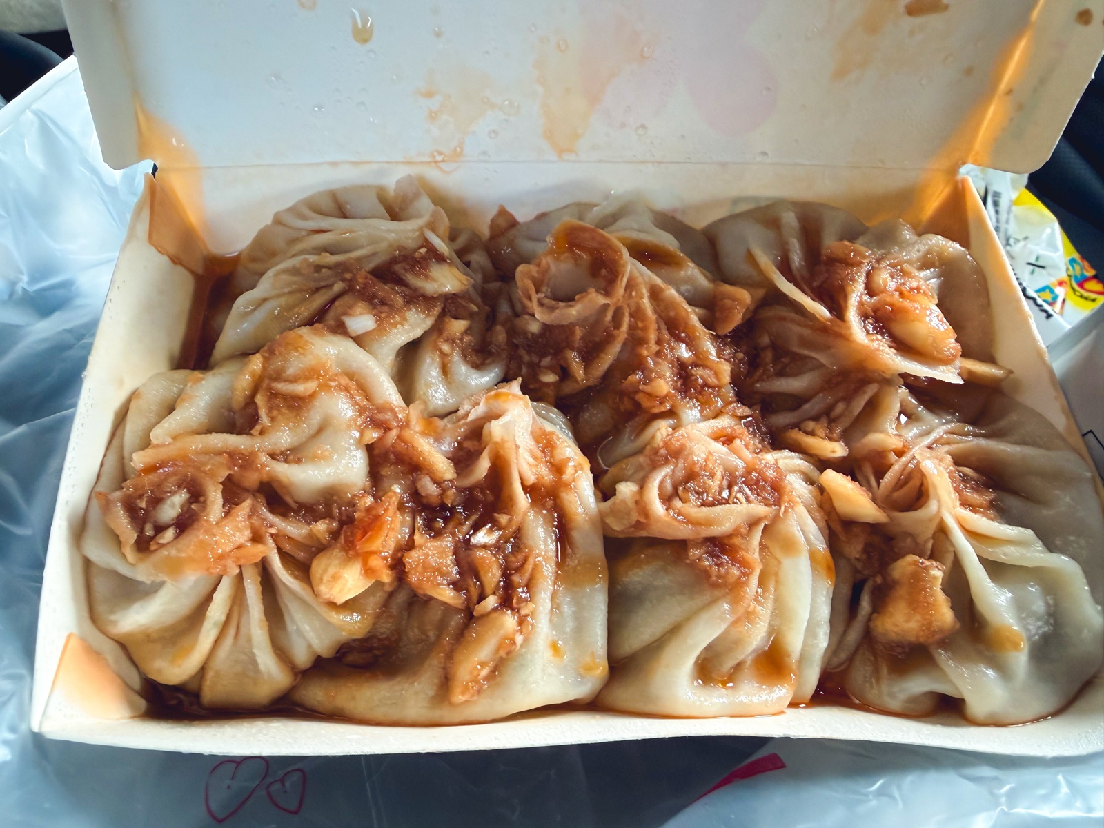 台中大甲路邊車庫棚藏美味！大甲阿富小籠湯包，現桿現包爆汁口感，在地人激推的銅板早餐。