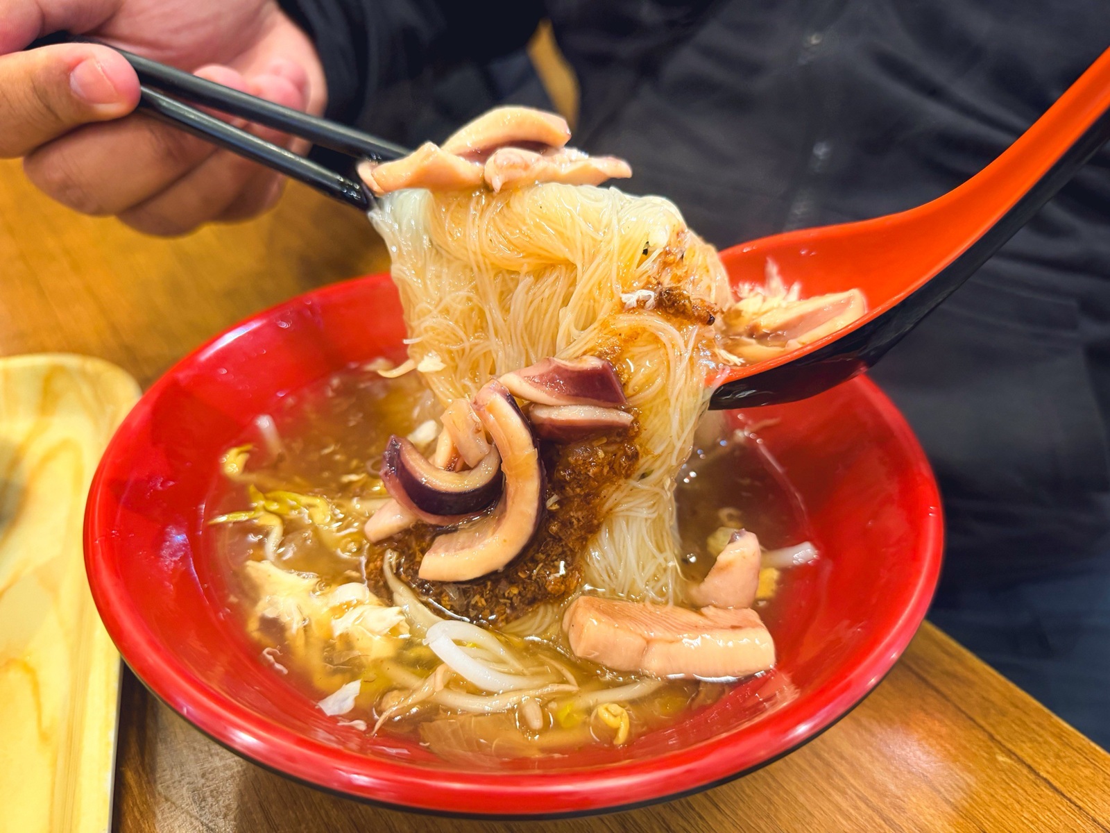 汐止美食海龍王魷魚羹，超好喝柴魚湯頭，脆口生魷魚配上蛋花太銷魂，在地人推薦必吃！