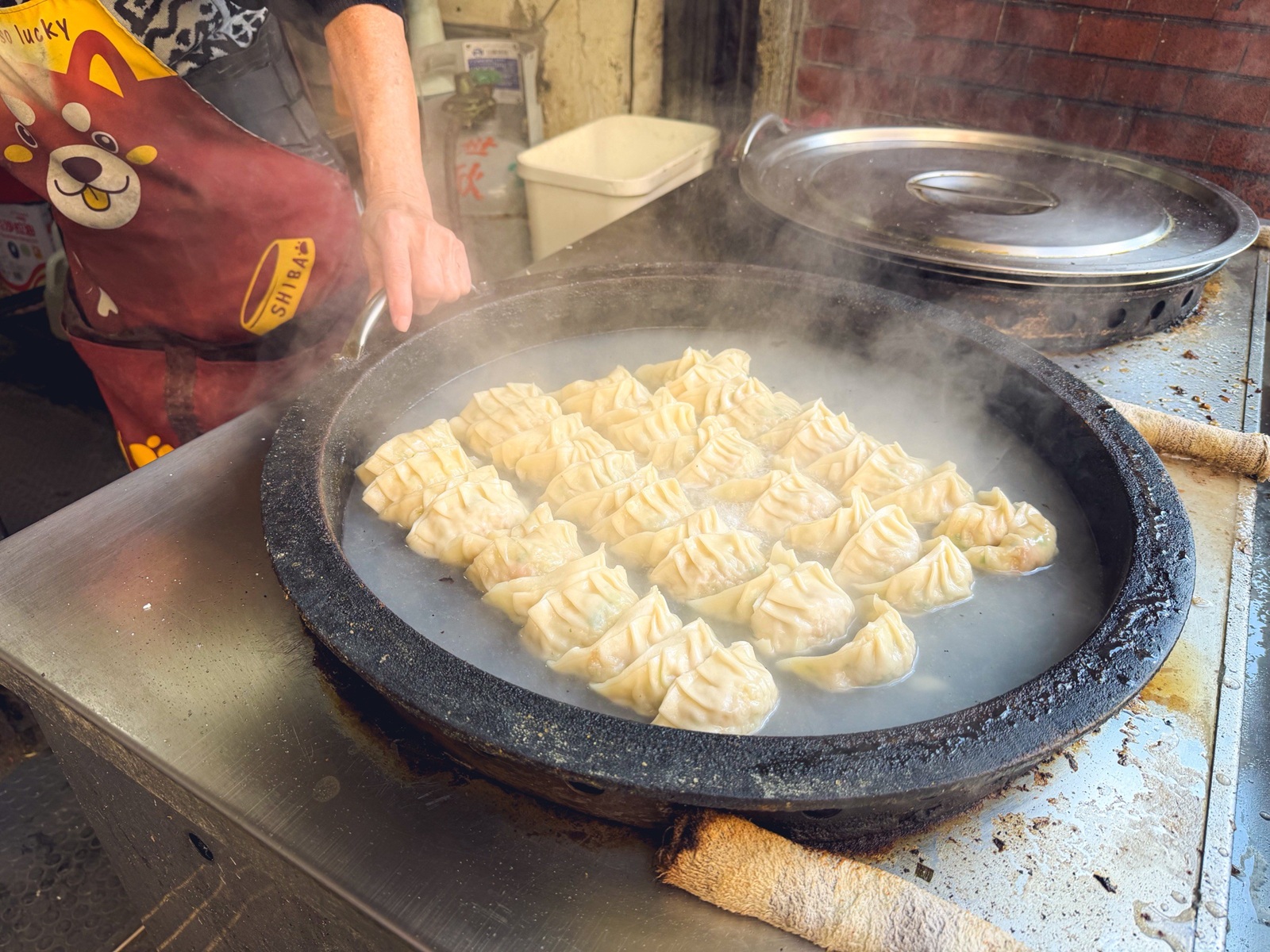 淡水七條通日式煎餃拉麵店，躲在重建街的老味道，現煎恰恰日式煎餃，只要35元太佛心！