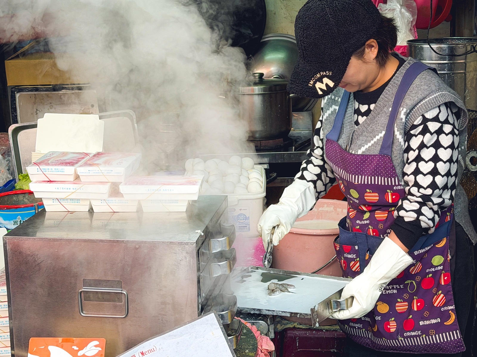 淡水美食好好食廣東腸粉，市場內現蒸滑嫩口感，超大隻鮮蝦太銷魂 @小兔小安*旅遊札記