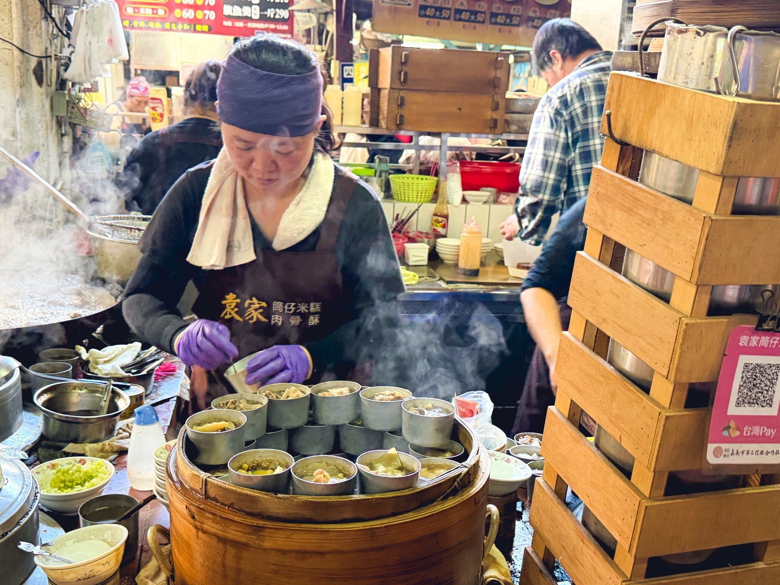 嘉義美食【袁家筒仔米糕排骨酥】東市場內必吃70年老店，現炸排骨酥湯CP值爆表！