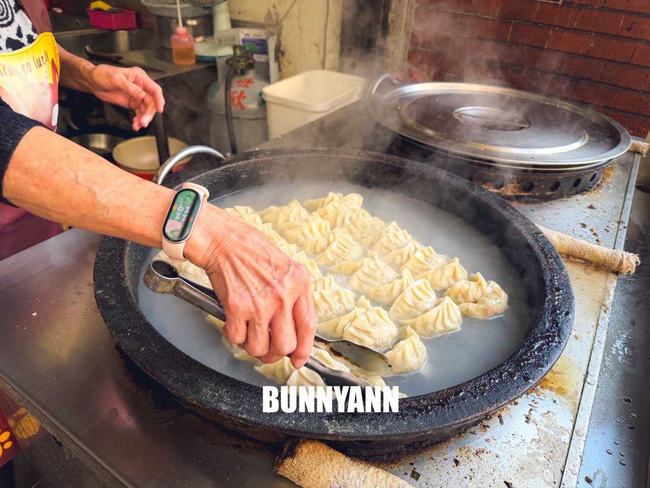 淡水七條通日式煎餃拉麵店，躲在重建街的老味道，現煎恰恰日式煎餃，只要35元太佛心！