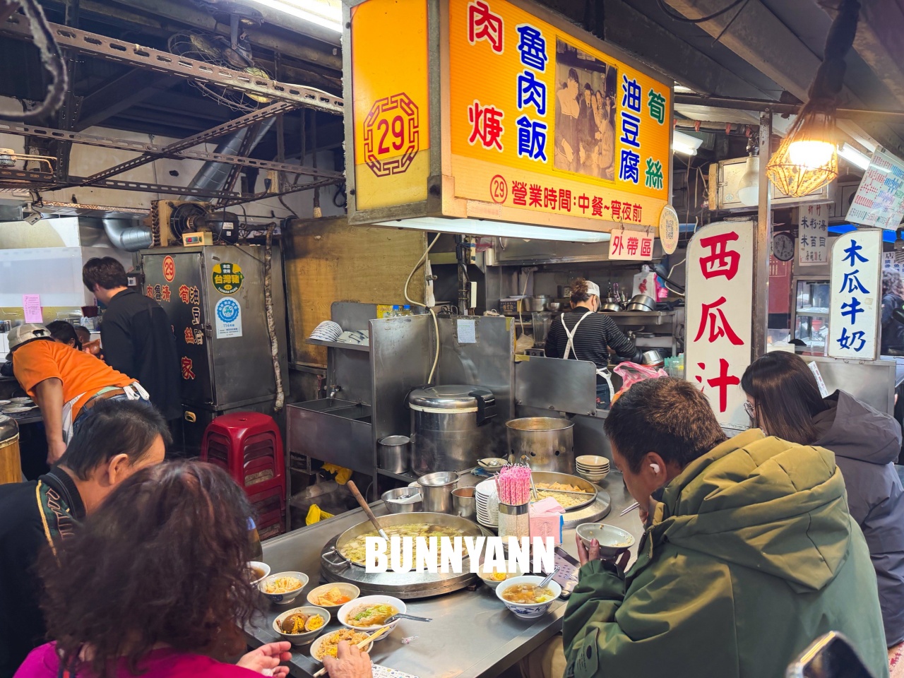 基隆美食【29號滷肉飯專家】滷到發亮的誘人肥肉丁，配上滿滿白菜肉焿湯太銷魂！