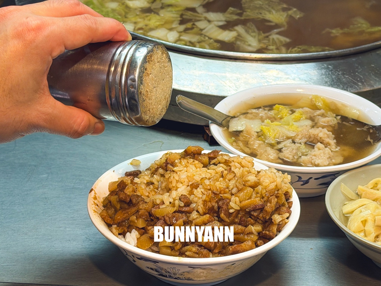 基隆美食【29號滷肉飯專家】滷到發亮的誘人肥肉丁，配上滿滿白菜肉焿湯太銷魂！