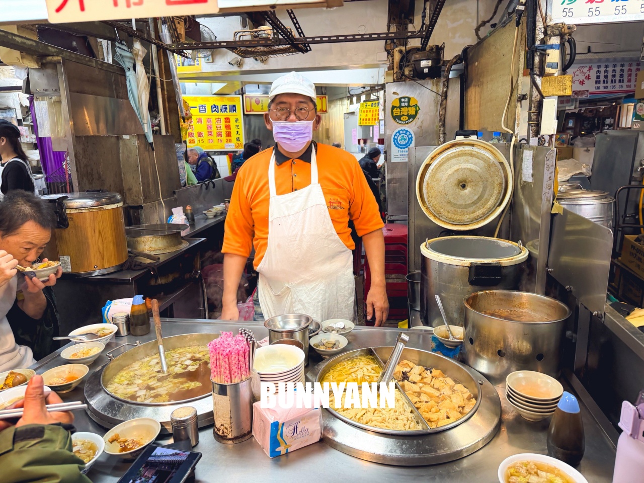 基隆美食【29號滷肉飯專家】滷到發亮的誘人肥肉丁，配上滿滿白菜肉焿湯太銷魂！