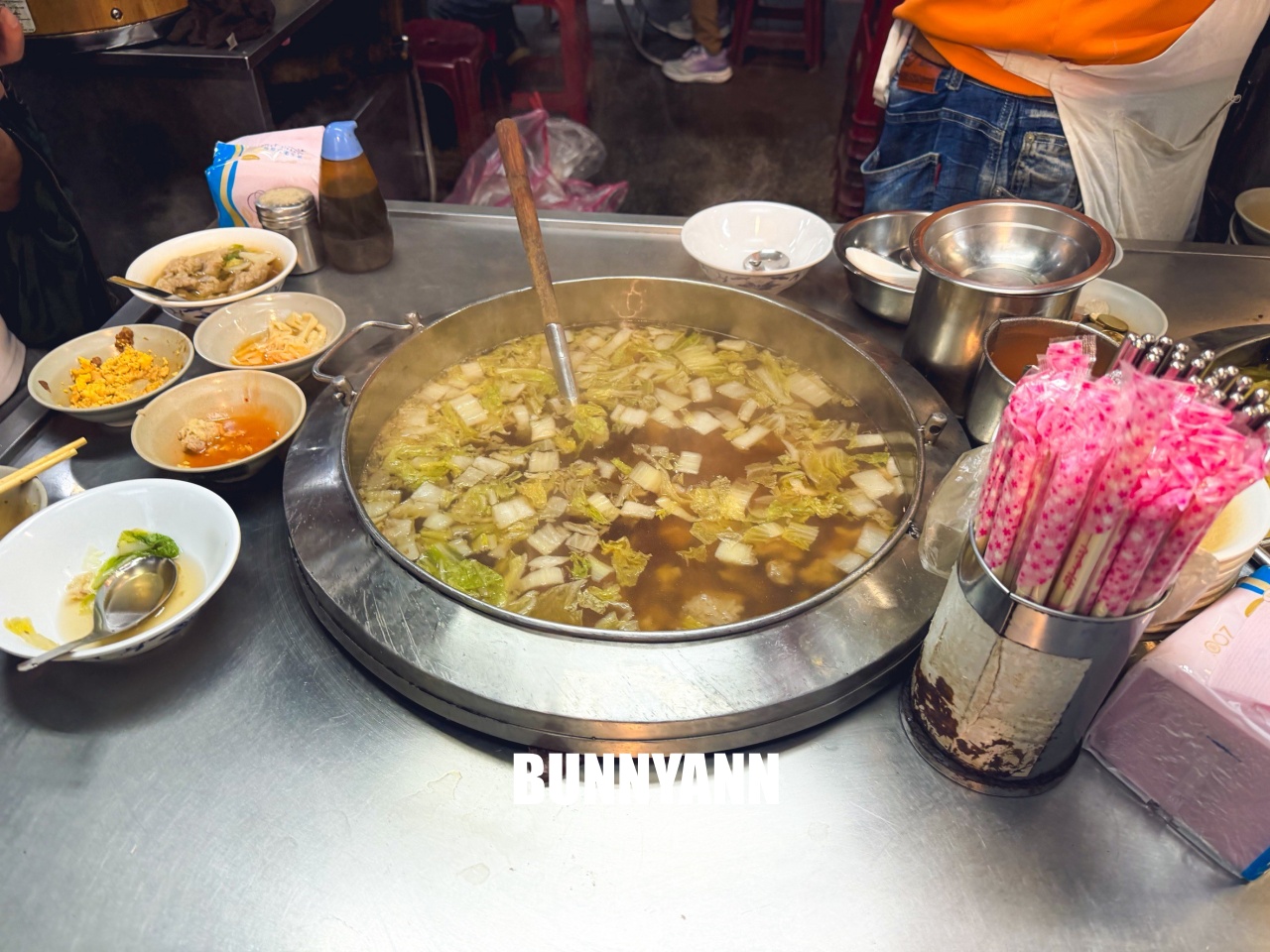 基隆美食【29號滷肉飯專家】滷到發亮的誘人肥肉丁，配上滿滿白菜肉焿湯太銷魂！