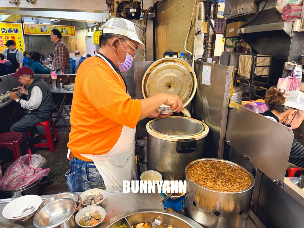 基隆美食【29號滷肉飯專家】滷到發亮的誘人肥肉丁，配上滿滿白菜肉焿湯太銷魂！