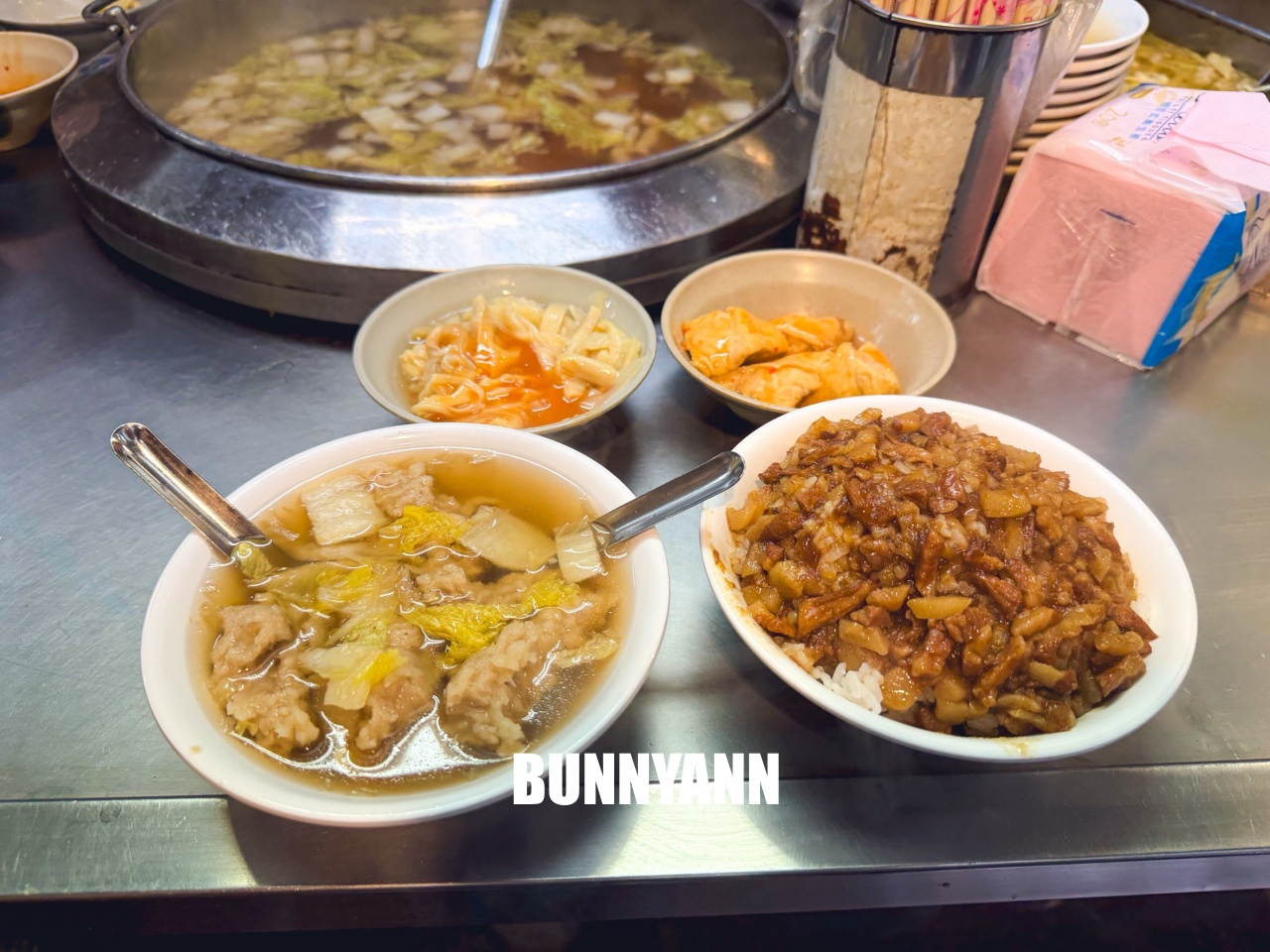 基隆美食【29號滷肉飯專家】滷到發亮的誘人肥肉丁，配上滿滿白菜肉焿湯太銷魂！