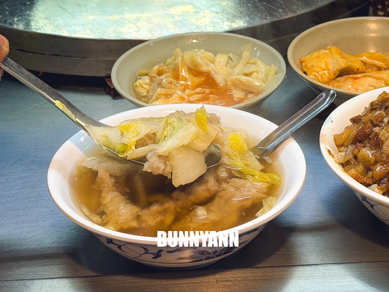 基隆美食【29號滷肉飯專家】滷到發亮的誘人肥肉丁，配上滿滿白菜肉焿湯太銷魂！