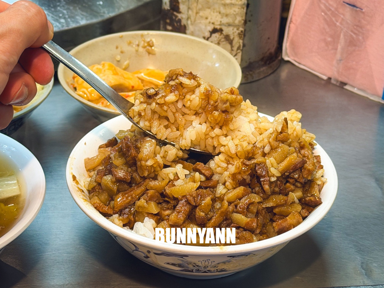 基隆美食【29號滷肉飯專家】滷到發亮的誘人肥肉丁，配上滿滿白菜肉焿湯太銷魂！