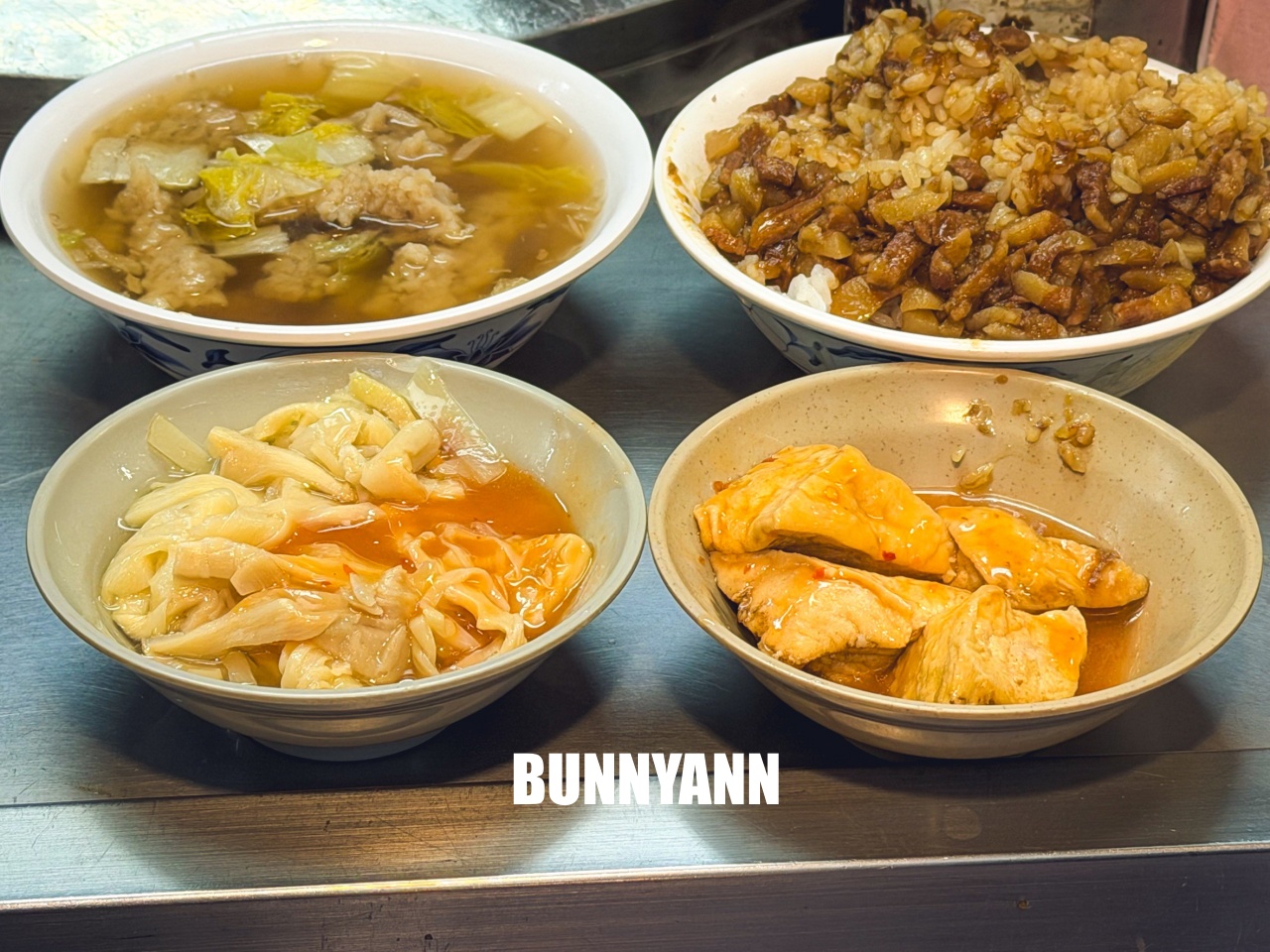 基隆美食【29號滷肉飯專家】滷到發亮的誘人肥肉丁，配上滿滿白菜肉焿湯太銷魂！