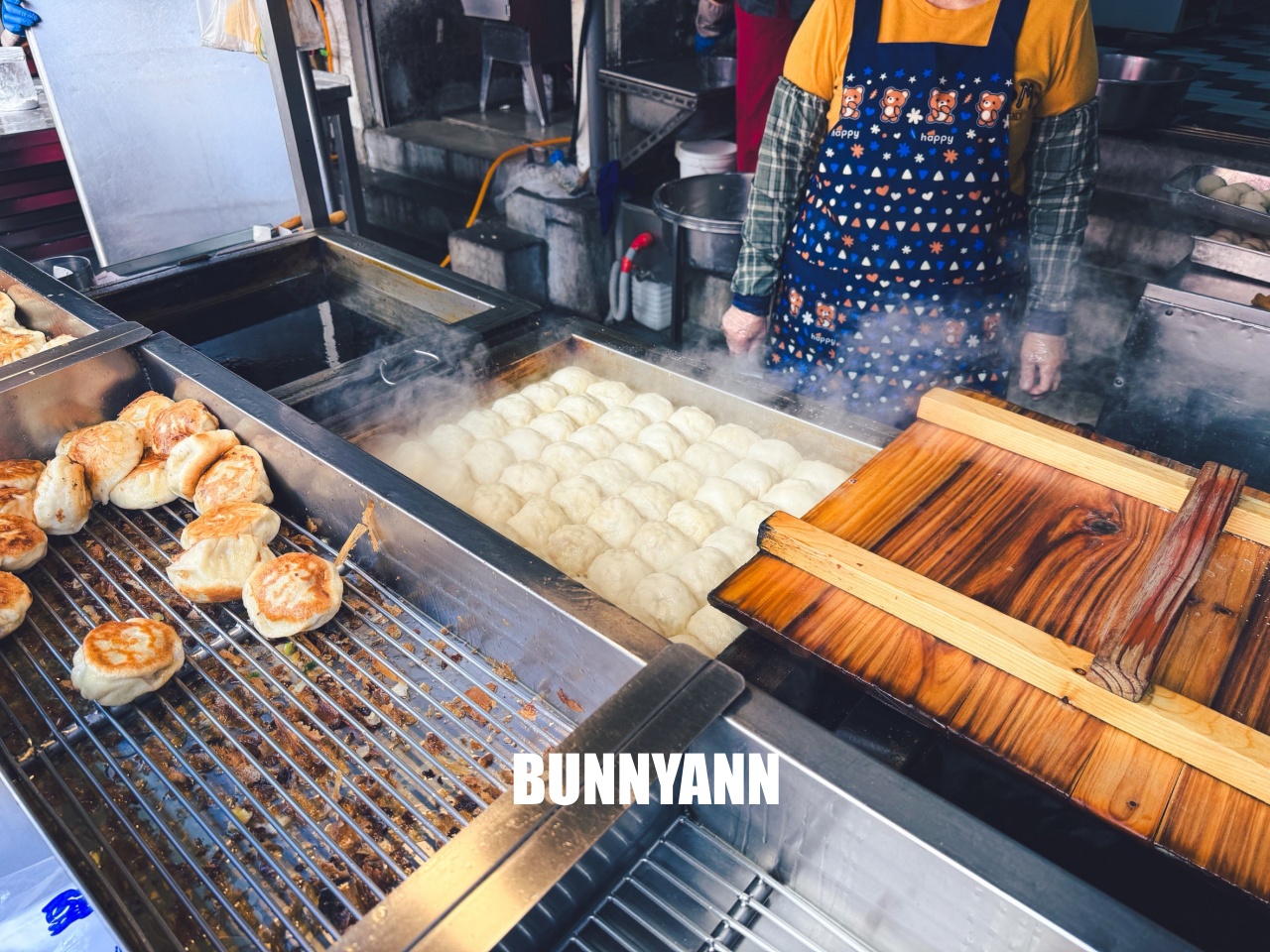 大甲必吃！一品香水煎包，超爆汁豬肉餡餅與噴香韭菜包，價格親民的銅板美食！