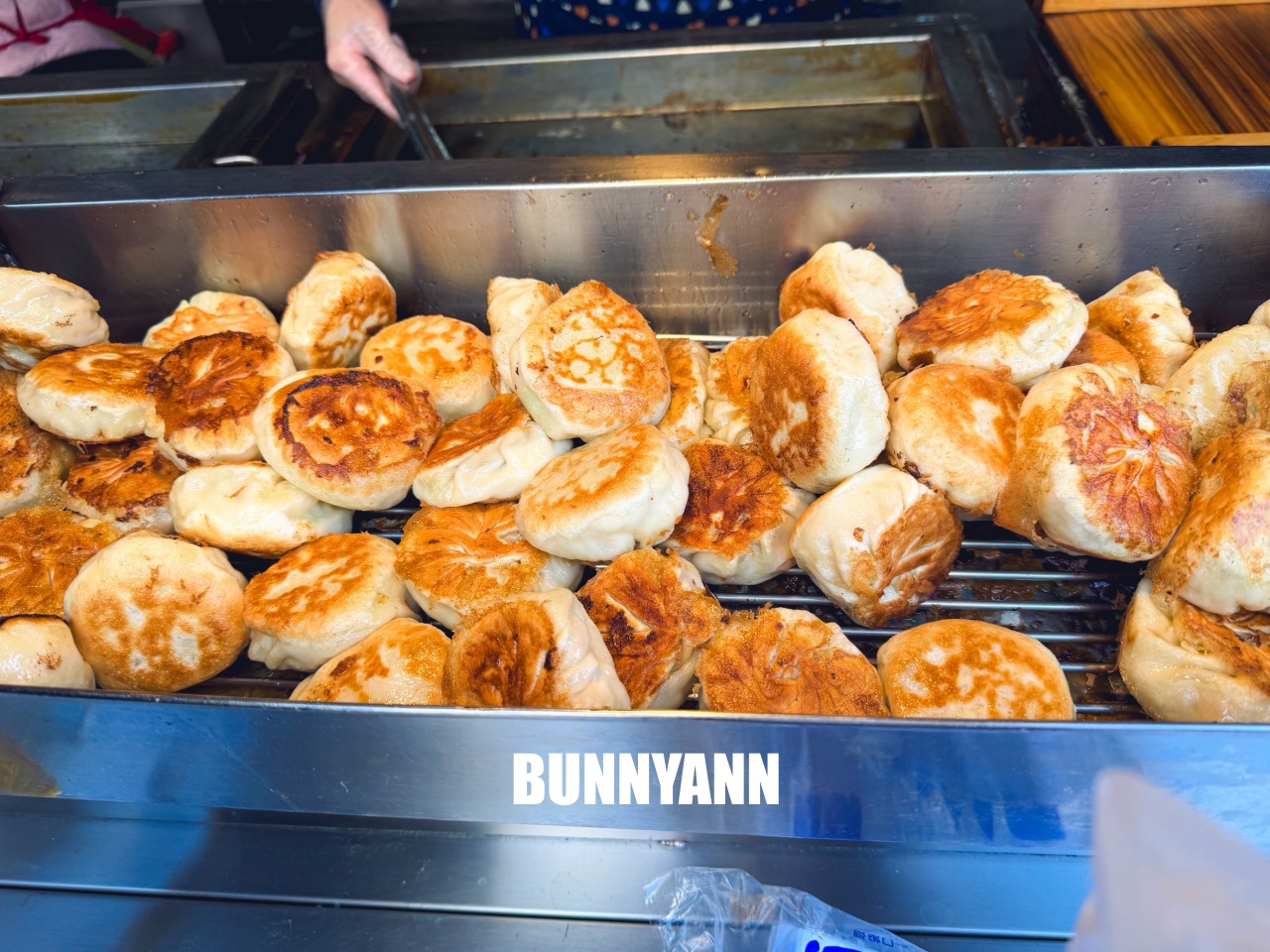 大甲必吃！一品香水煎包，超爆汁豬肉餡餅與噴香韭菜包，價格親民的銅板美食！