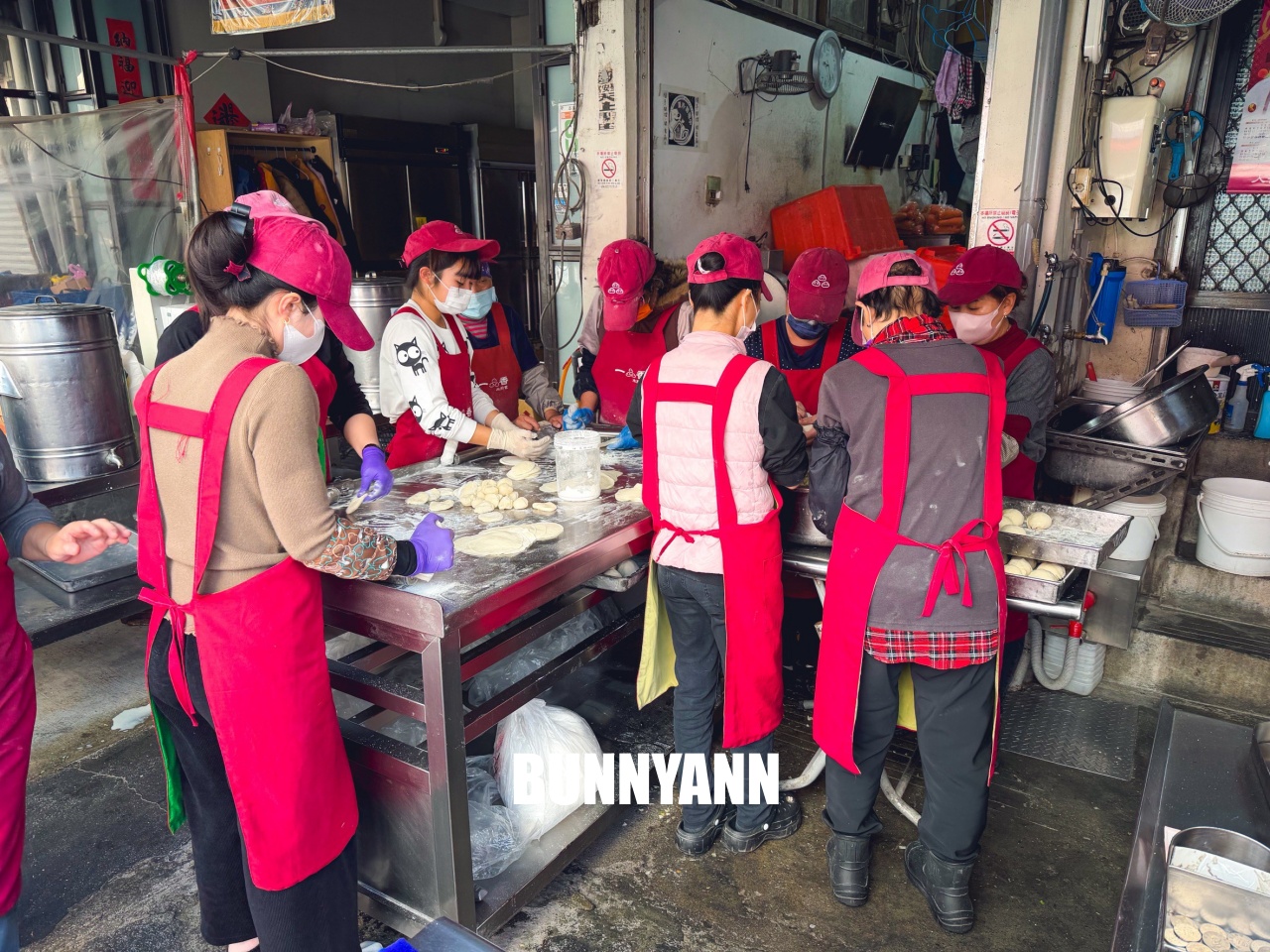 大甲必吃！一品香水煎包，超爆汁豬肉餡餅與噴香韭菜包，價格親民的銅板美食！