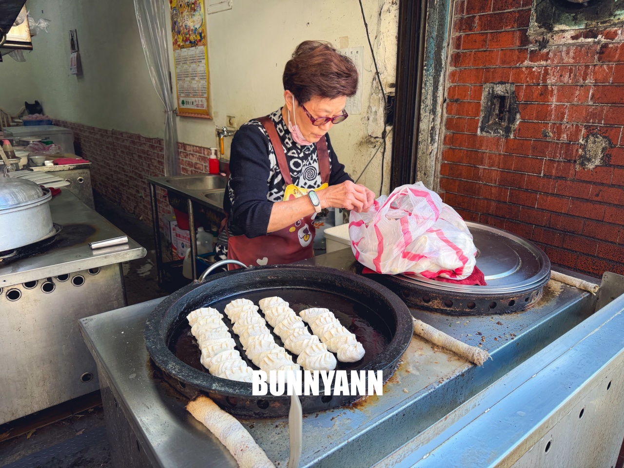 淡水七條通日式煎餃拉麵店，躲在重建街的老味道，現煎恰恰日式煎餃，只要35元太佛心！
