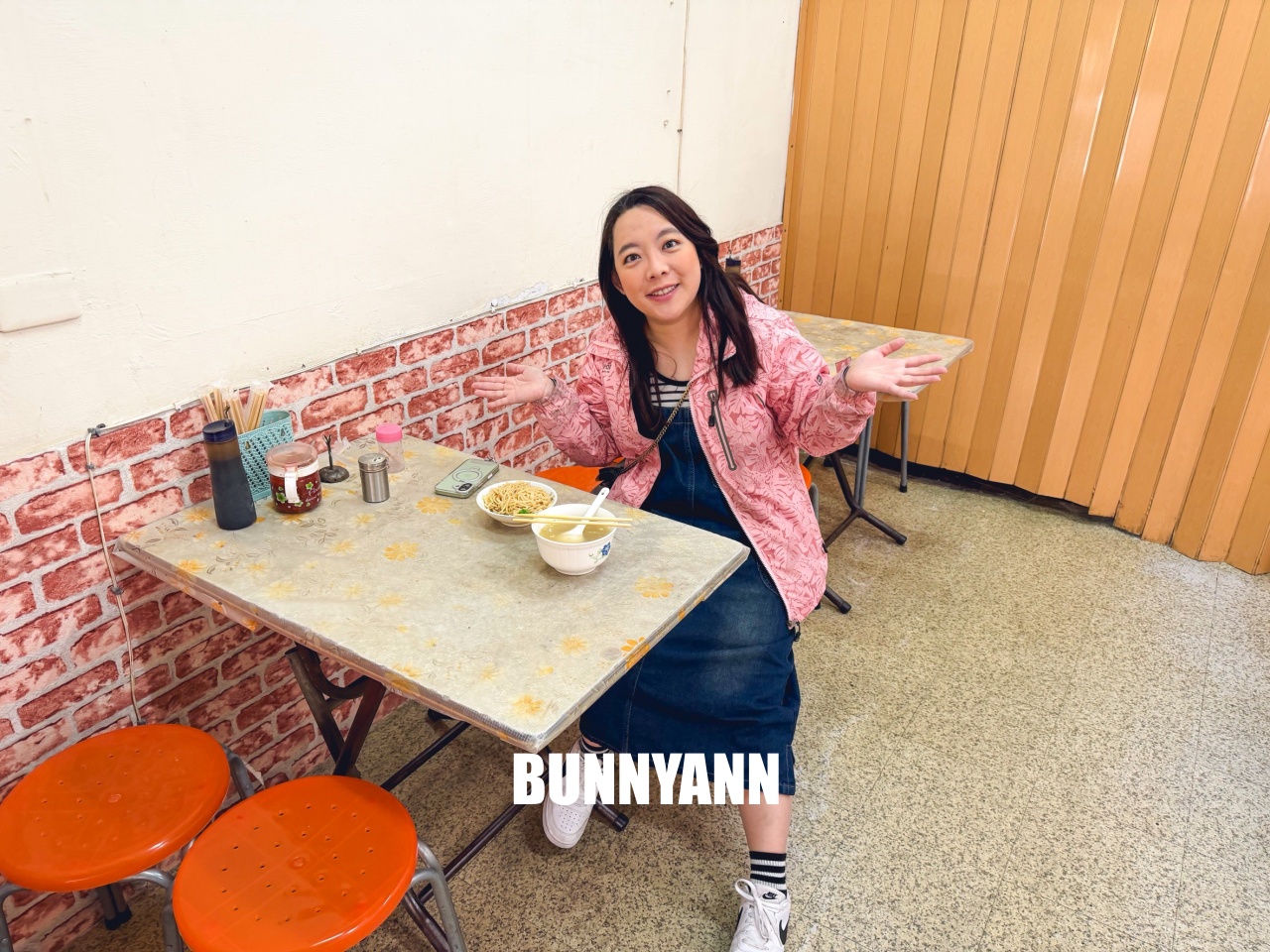 淡水七條通日式煎餃拉麵店，躲在重建街的老味道，現煎恰恰日式煎餃，只要35元太佛心！