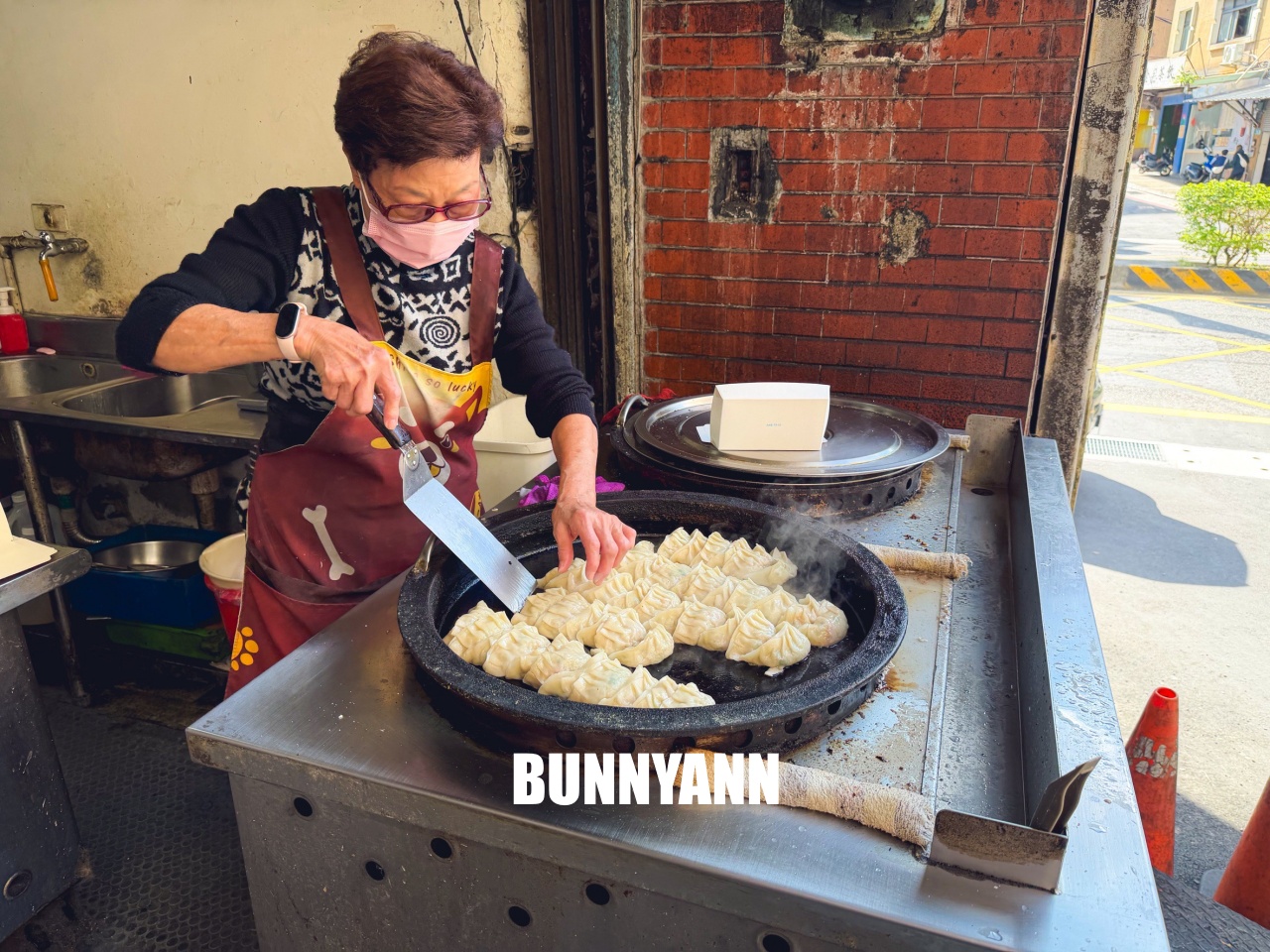 淡水七條通日式煎餃拉麵店，躲在重建街的老味道，現煎恰恰日式煎餃，只要35元太佛心！