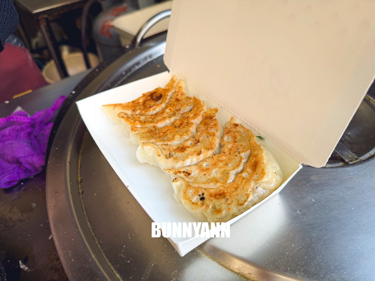 淡水七條通日式煎餃拉麵店，躲在重建街的老味道，現煎恰恰日式煎餃，只要35元太佛心！