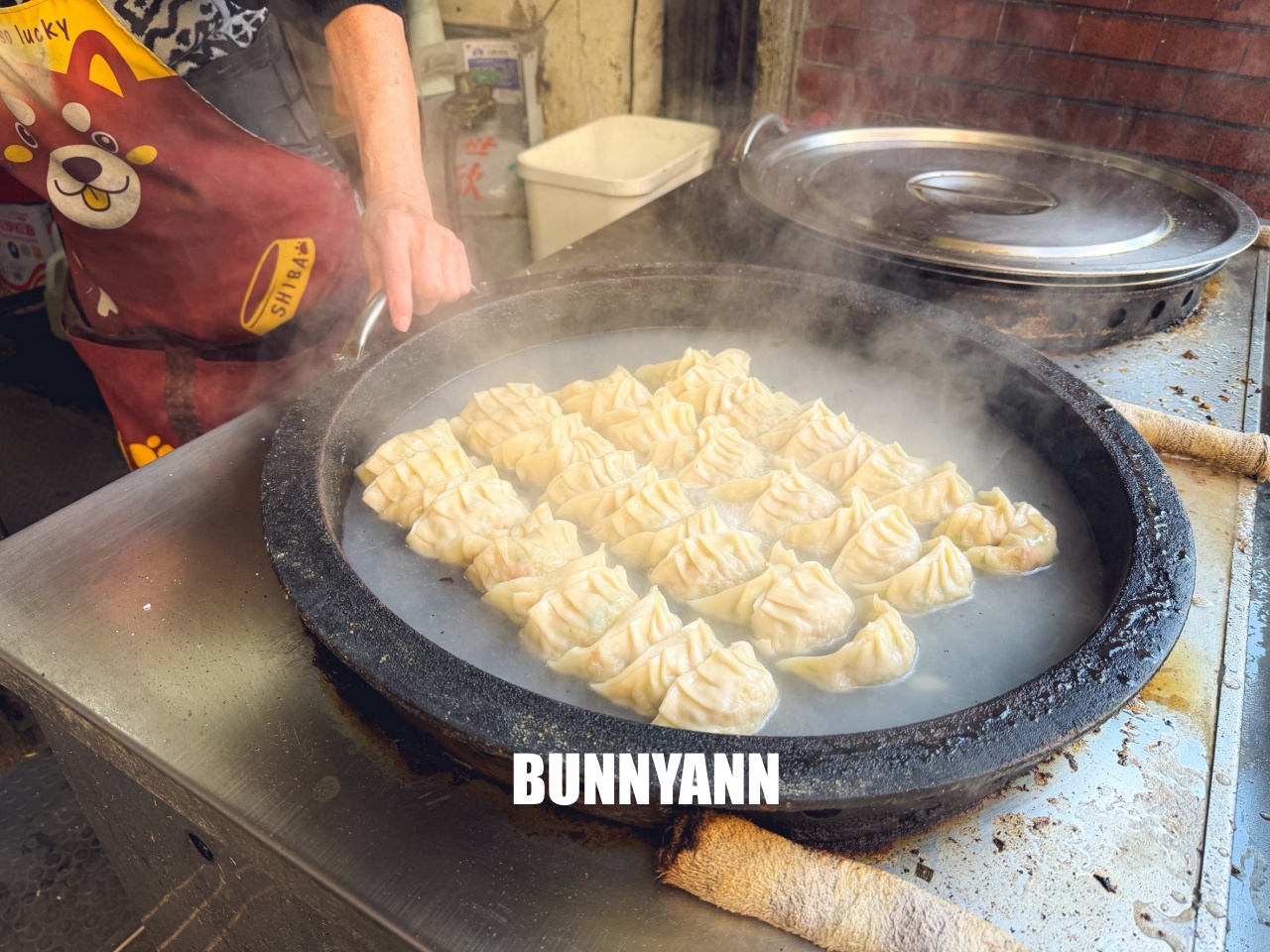淡水七條通日式煎餃拉麵店，躲在重建街的老味道，現煎恰恰日式煎餃，只要35元太佛心！