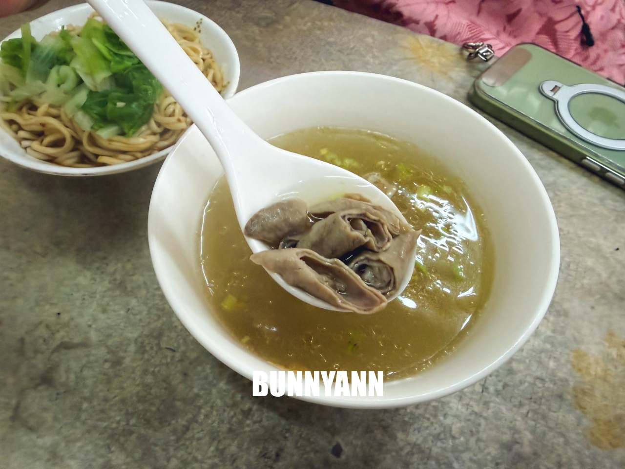 淡水七條通日式煎餃拉麵店，躲在重建街的老味道，現煎恰恰日式煎餃，只要35元太佛心！