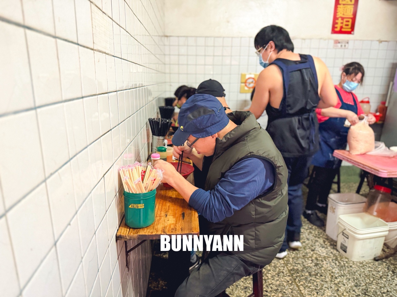 基隆美食【三角窗麵擔】隱藏巷弄內的60年老味道，一碗乾麵只要30元超佛心！