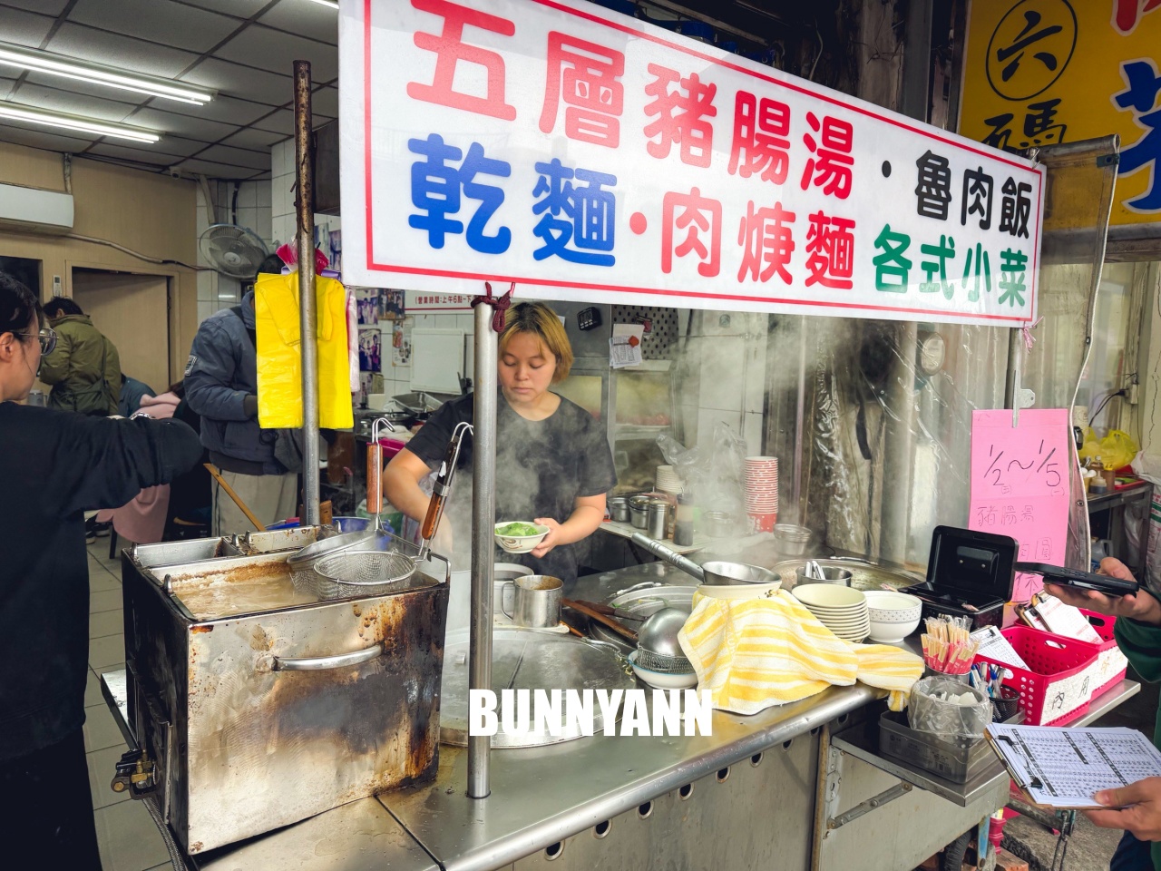 基隆美食推薦「六號碼頭麵店」,必點神級五層豬腸湯,在地人排隊也要吃的超強早餐! 基隆美食推薦「六號碼頭麵店」,必點神級五層豬腸湯,在地人排隊也要吃的超強早餐!