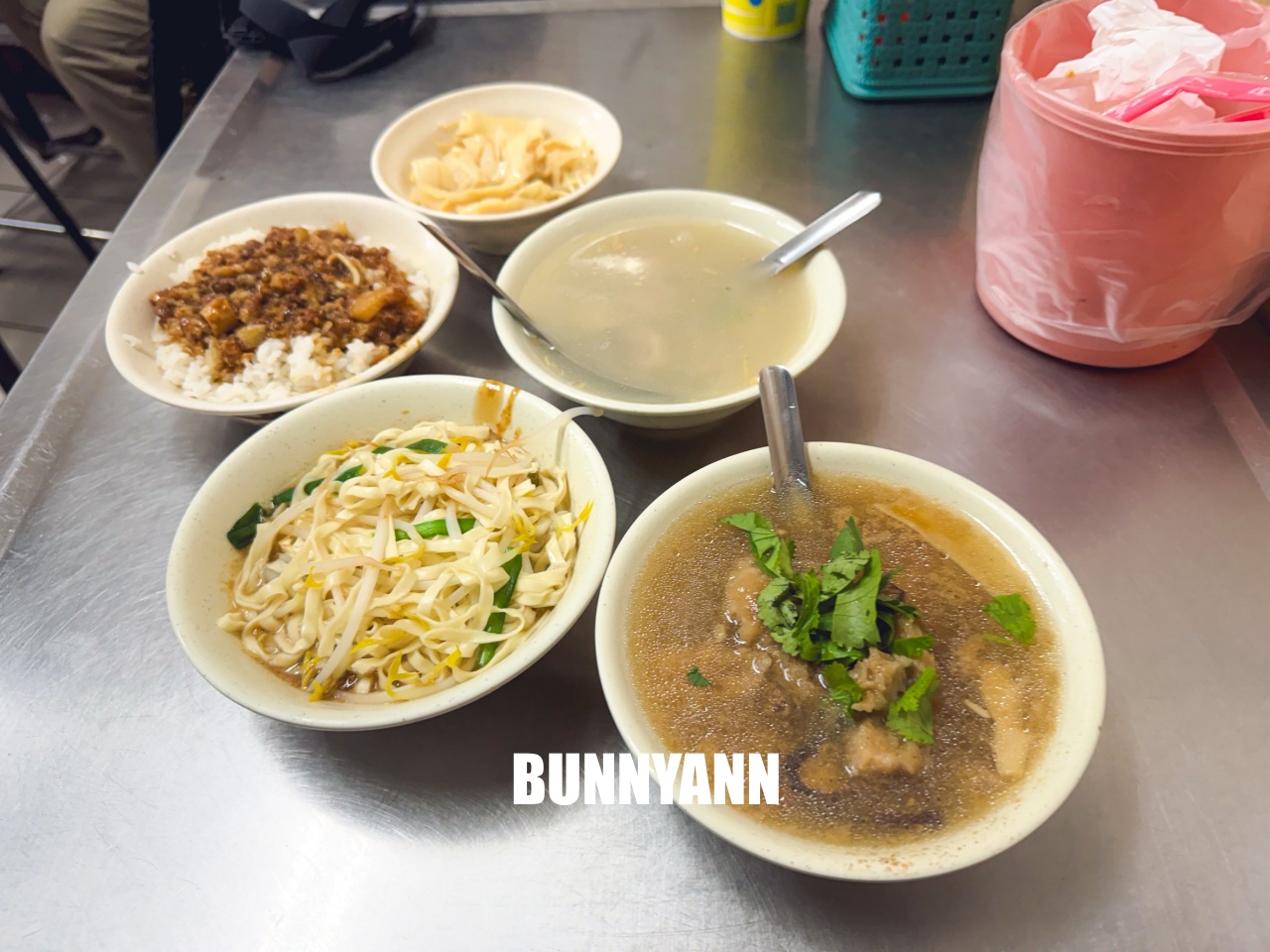 基隆美食推薦「六號碼頭麵店」,必點神級五層豬腸湯,在地人排隊也要吃的超強早餐! 基隆美食推薦「六號碼頭麵店」,必點神級五層豬腸湯,在地人排隊也要吃的超強早餐!