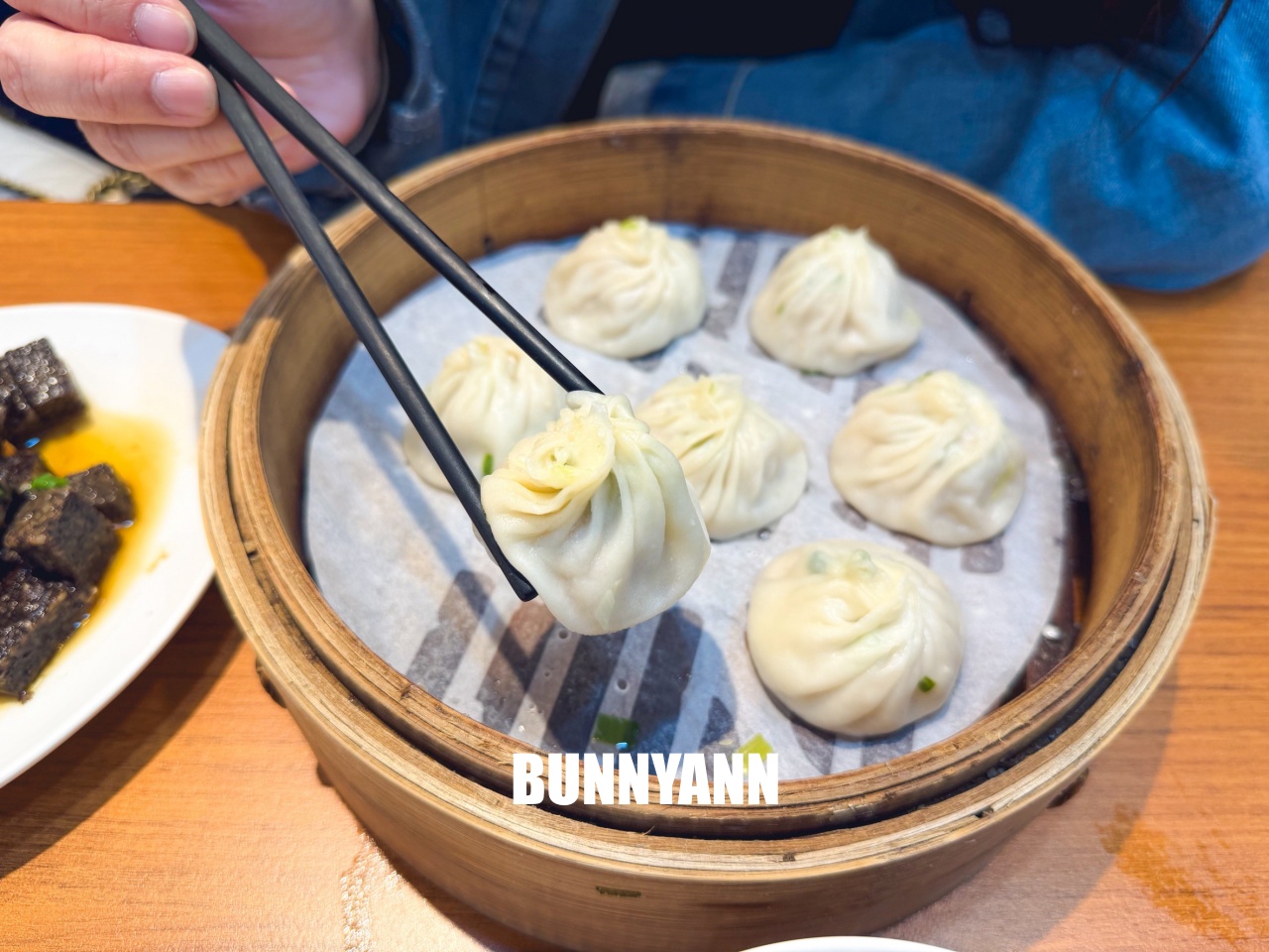 嘉義美食【京站永春湯包麵館】嘉義版鼎泰豐！現點現包皮薄爆汁超誘人，CP值高到爆棚！