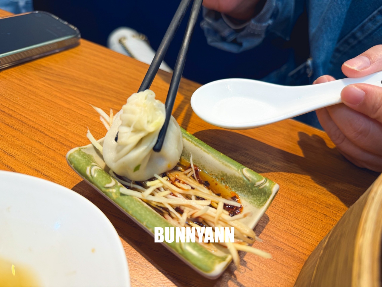 嘉義美食【京站永春湯包麵館】嘉義版鼎泰豐！現點現包皮薄爆汁超誘人，CP值高到爆棚！