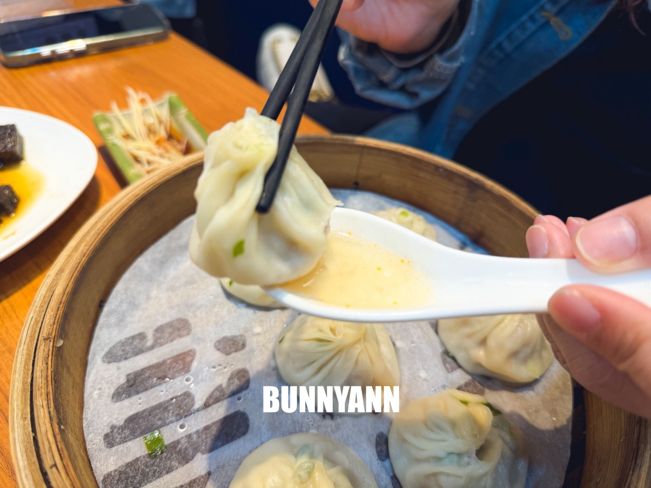 嘉義美食【京站永春湯包麵館】嘉義版鼎泰豐！現點現包皮薄爆汁超誘人，CP值高到爆棚！