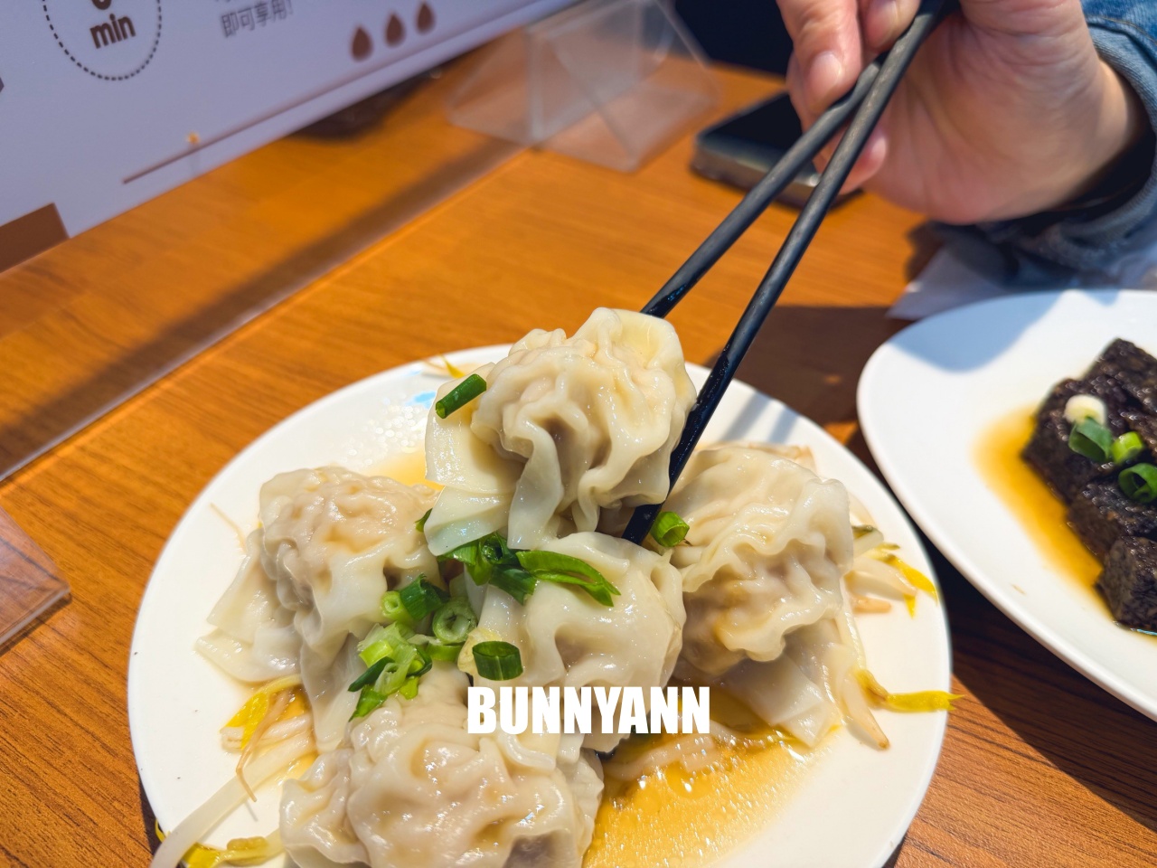 嘉義美食【京站永春湯包麵館】嘉義版鼎泰豐！現點現包皮薄爆汁超誘人，CP值高到爆棚！