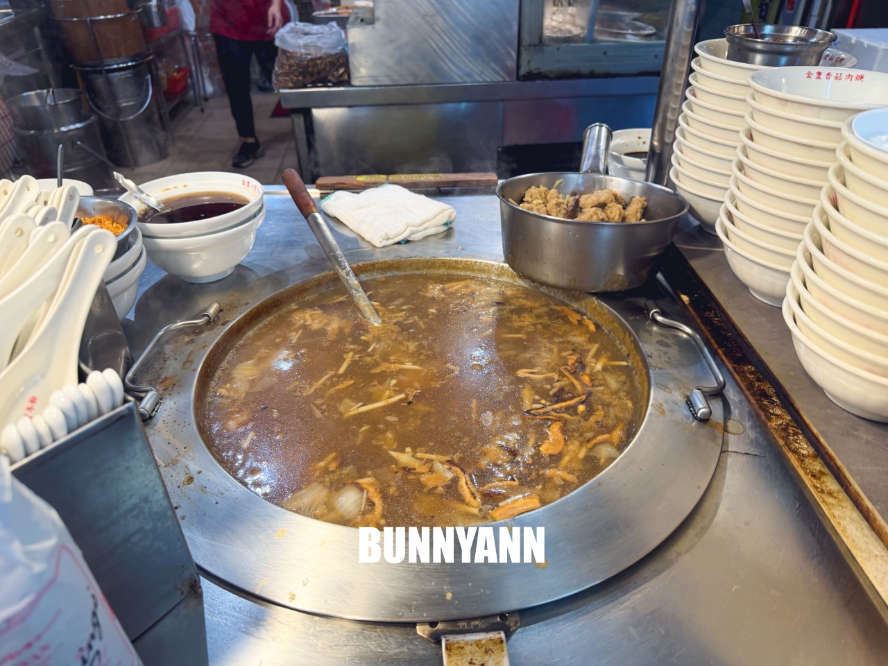 汐止金豊八寶冬粉，藏在市場內的人氣麵店，湯頭清甜配料滿滿一大碗好滿足！