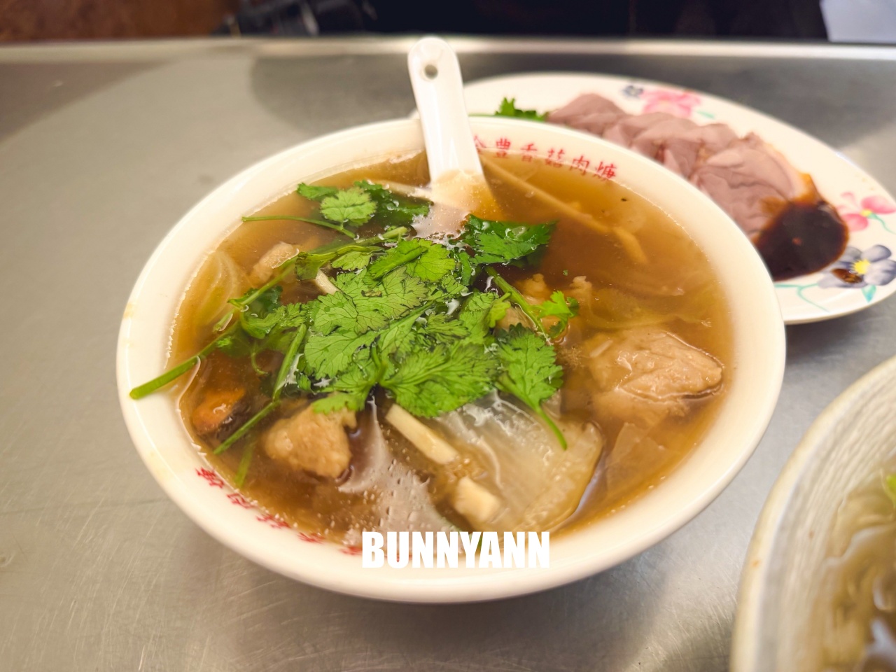 汐止金豊八寶冬粉，藏在市場內的人氣麵店，湯頭清甜配料滿滿一大碗好滿足！