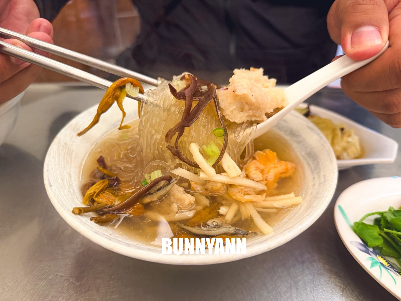 汐止金豊八寶冬粉，藏在市場內的人氣麵店，湯頭清甜配料滿滿一大碗好滿足！