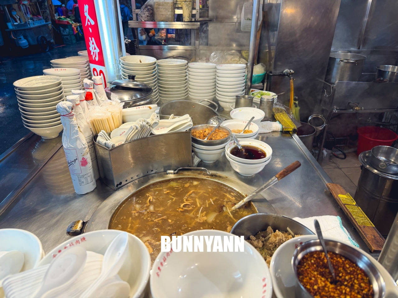 汐止金豊八寶冬粉，藏在市場內的人氣麵店，湯頭清甜配料滿滿一大碗好滿足！