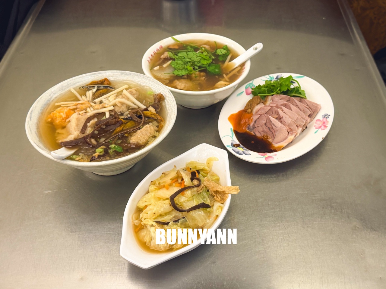 汐止金豊八寶冬粉，藏在市場內的人氣麵店，湯頭清甜配料滿滿一大碗好滿足！