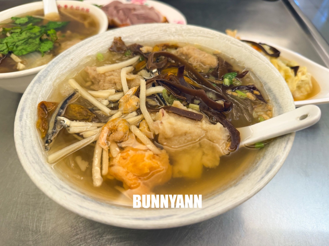 汐止金豊八寶冬粉，藏在市場內的人氣麵店，湯頭清甜配料滿滿一大碗好滿足！