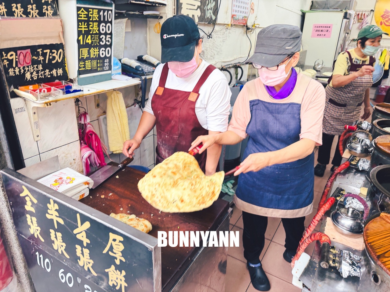台北士林【忠誠山東葱油餅】天母必吃排隊美食，酥脆厚餅太銷魂，此燈亮有餅快搶！