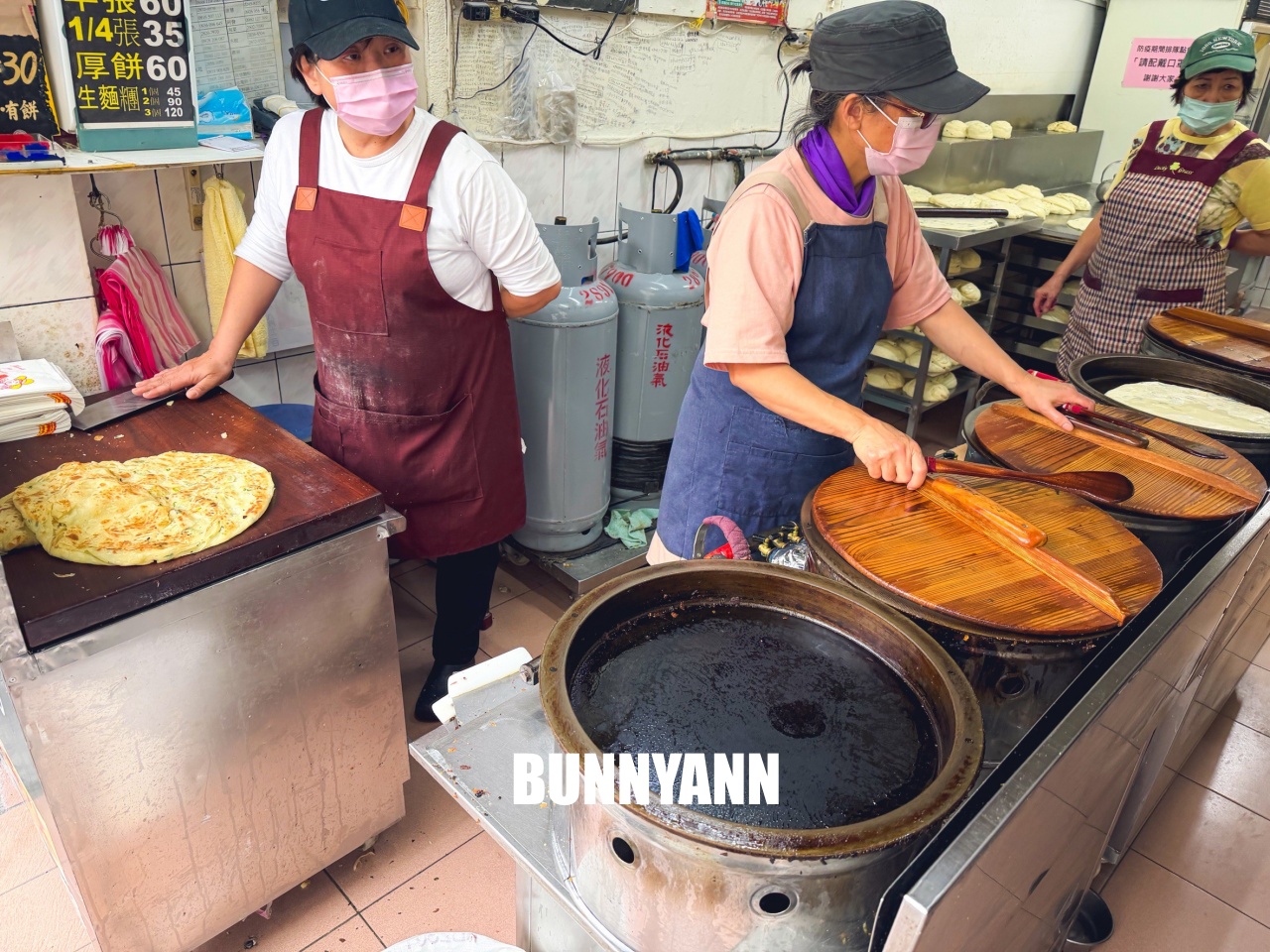 台北士林【忠誠山東葱油餅】天母必吃排隊美食，酥脆厚餅太銷魂，此燈亮有餅快搶！