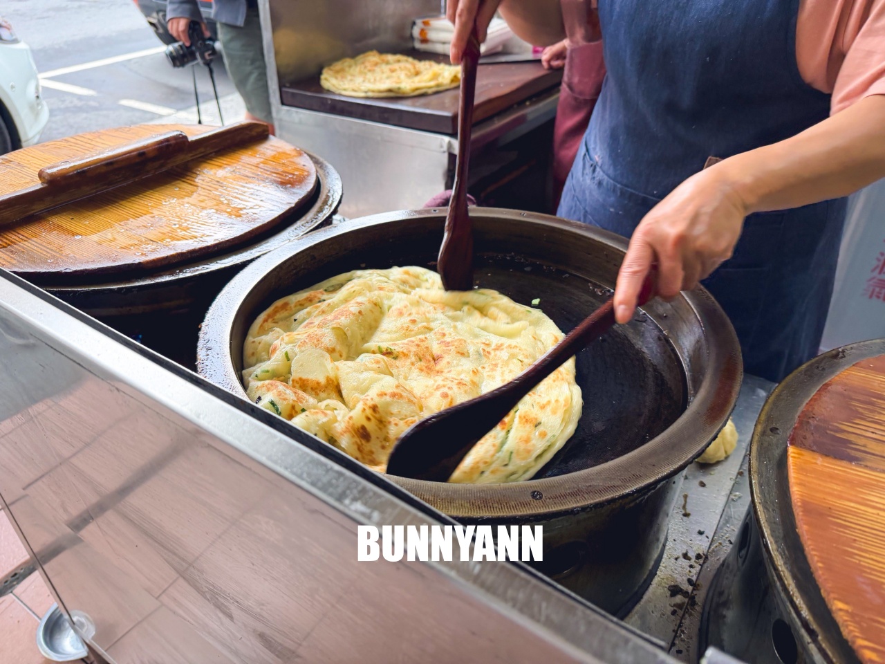 台北士林【忠誠山東葱油餅】天母必吃排隊美食，酥脆厚餅太銷魂，此燈亮有餅快搶！