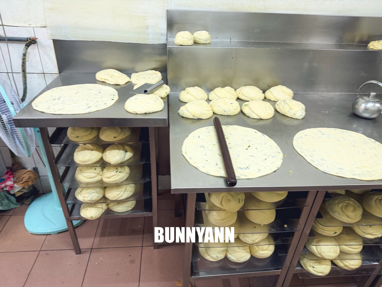 台北士林【忠誠山東葱油餅】天母必吃排隊美食，酥脆厚餅太銷魂，此燈亮有餅快搶！